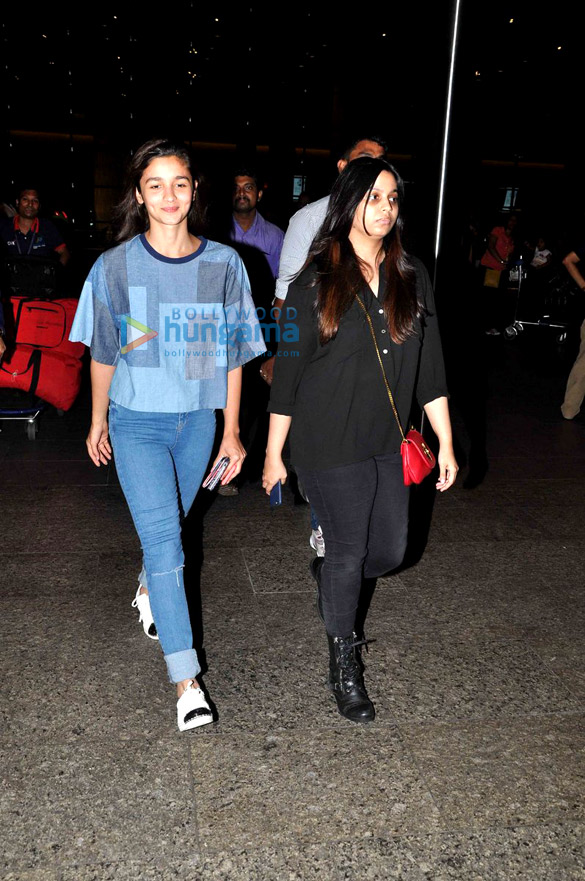 alia bhatt arrives with her sister from a holiday trip 6
