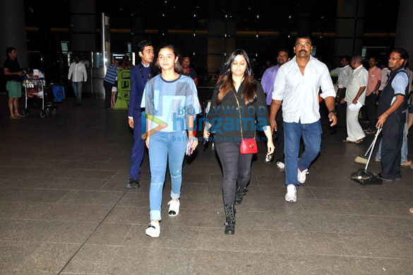 alia bhatt arrives with her sister from a holiday trip 4