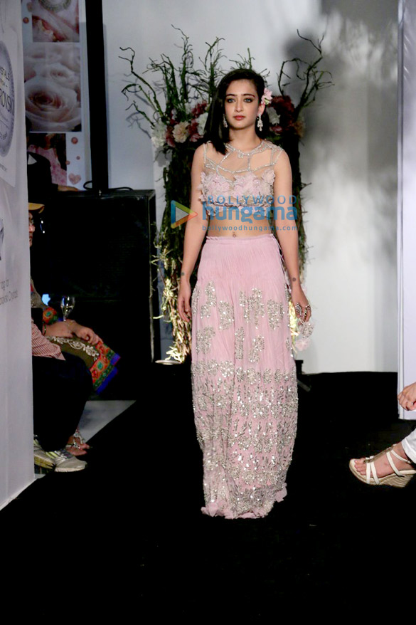 akshara haasan walks for rina dhaka at bmw india bridal fashion week 2015 2