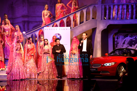 pernia qureshi walks the ramp for suneet varma at the bmw india bridal fashion week 2015 7