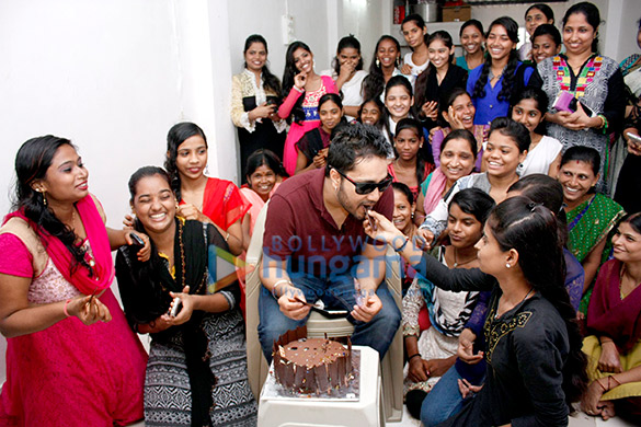 mika singh celebrates independence day with underprivileged kids of divine touch ngo 11