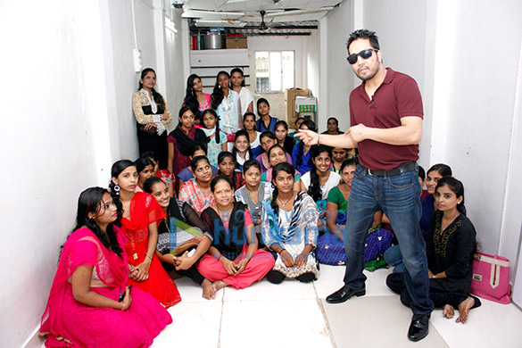 mika singh celebrates independence day with underprivileged kids of divine touch ngo 5