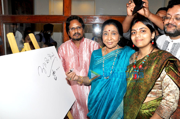asha bhosle inaugurates paramesh pauls glory of the ganges exhibition 5