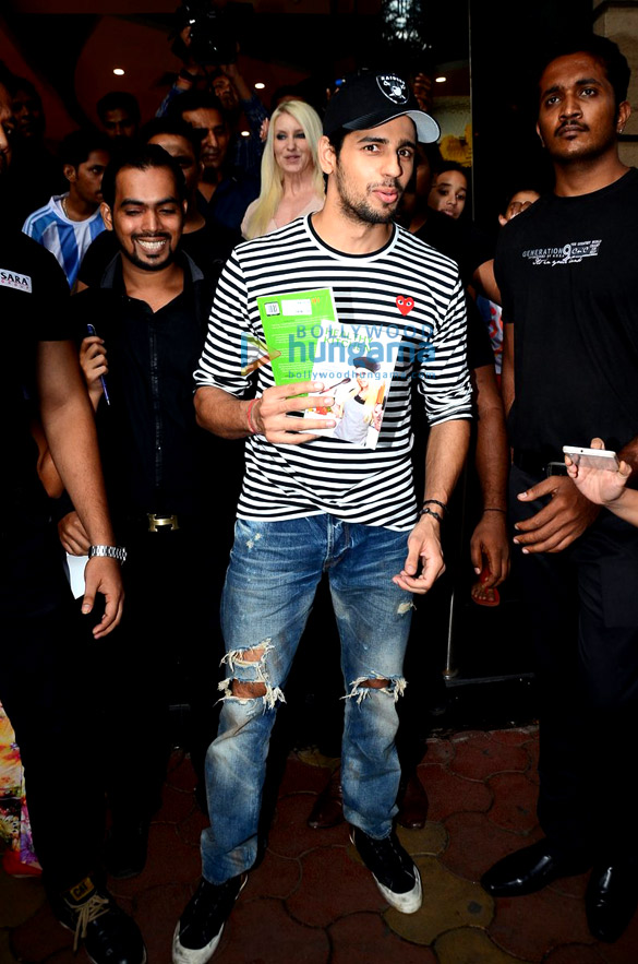 sidharth malhotra at the launch of fitness trainer marika johanssons book healthy kitchen 14