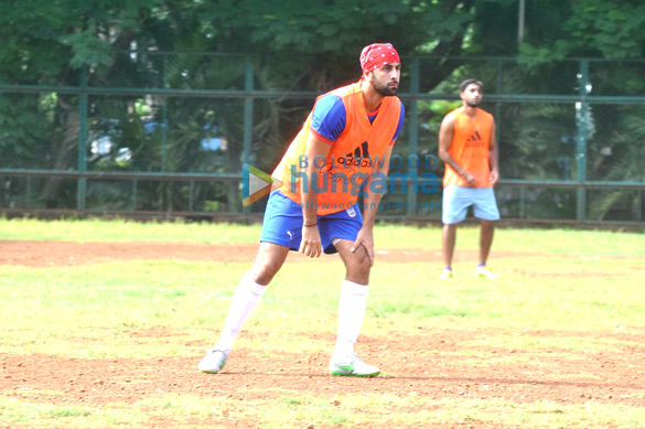 ranbir kapoor snapped at the football practice session 9