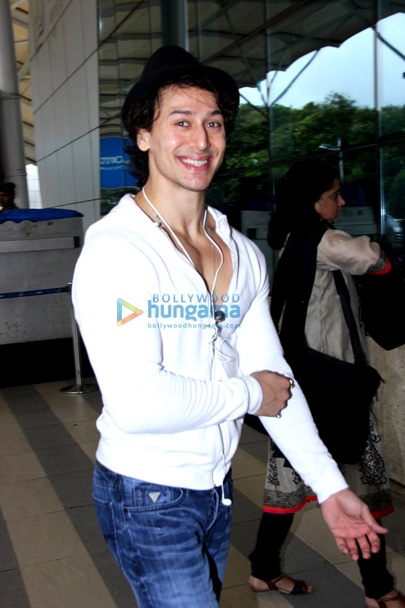 tiger shroff shraddha kapoor snapped on their way to delhi 10
