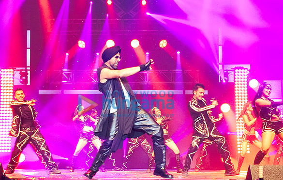 akshay kumar performs at a show in america 4