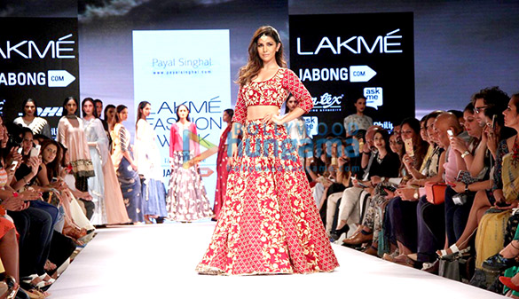 nimrat kaur walks for payal singhal at lakme fashion week 2015 4