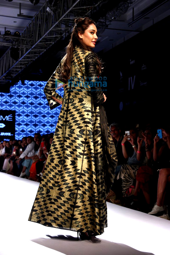 lisa haydon walks for swati vijaivargie at lakme fashion week 2015 10