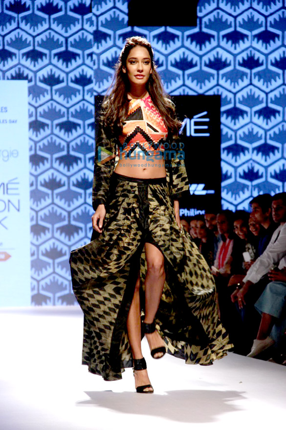lisa haydon walks for swati vijaivargie at lakme fashion week 2015 7