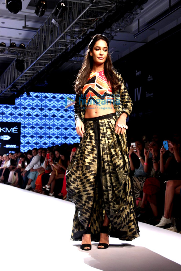 lisa haydon walks for swati vijaivargie at lakme fashion week 2015 9