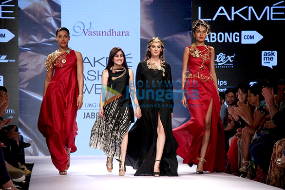 evelyn sharma walks for vasundhara at lakme fashion week 2015 2