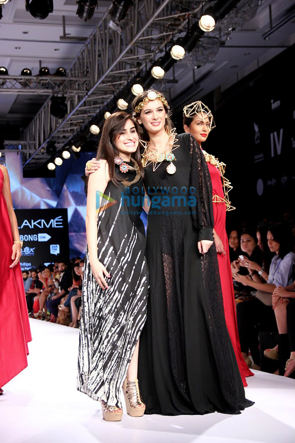 evelyn sharma walks for vasundhara at lakme fashion week 2015 3
