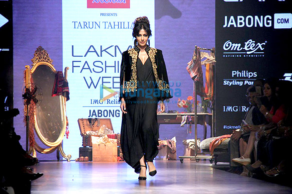 chitrangda singh walks the ramp for tarun tahiliani at the lakme fashion week 2015 4