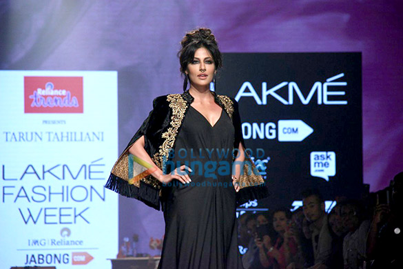 chitrangda singh walks the ramp for tarun tahiliani at the lakme fashion week 2015 3