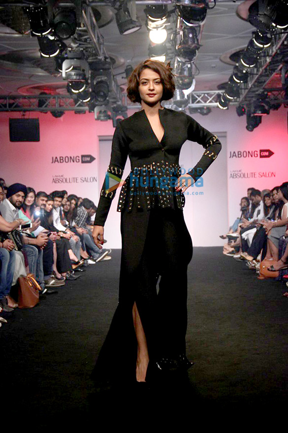 surveen chawla walks the ramp for tanieya khanuja at the lakme fashion week 2015 5