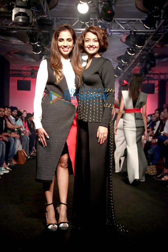 surveen chawla walks the ramp for tanieya khanuja at the lakme fashion week 2015 8