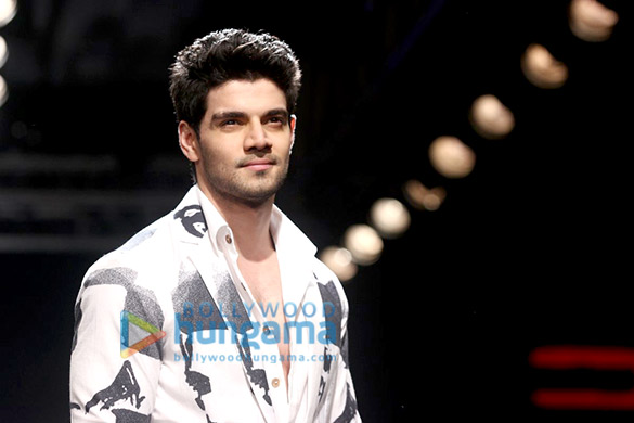 shahid kapoor mira rajput sooraj pancholi walk the ramp for masaba gupta at lakme fashion week 2015 4
