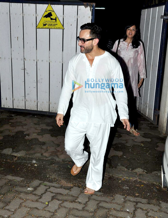 saif ali khan snapped in pyjama kurta 2