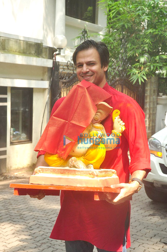 vivek oberoi family snapped bringing home a ganpati idol 5