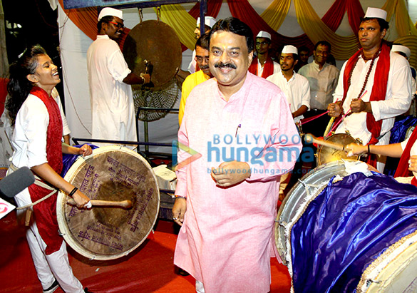 celebs attend maha aarti with nashik dhol at goregaon 8