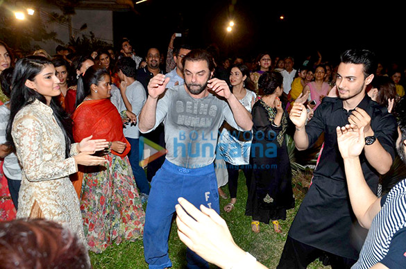 salman khan family does an eco friendly visarjan for ganesha 20