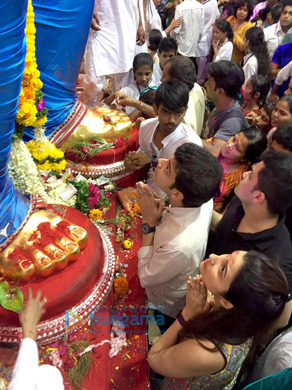 parineeti chopra visits lalbaugcha raja 4