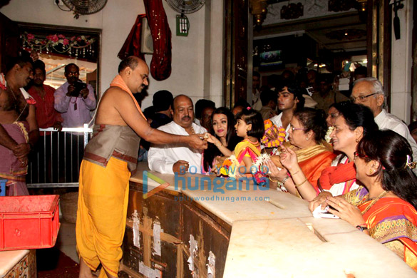 aishwarya rai bachchan visits siddhivinayak with aaradhya and family 7