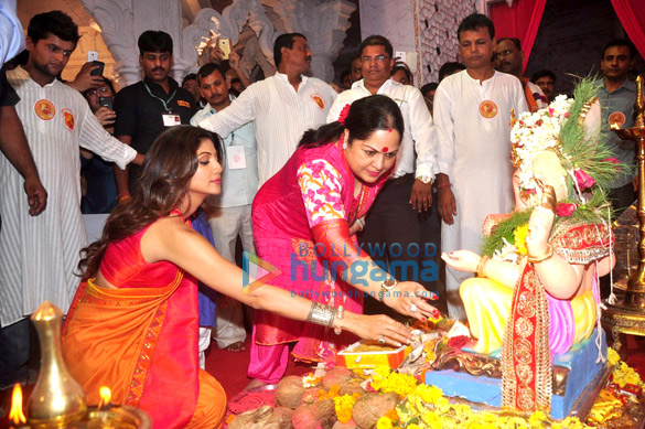 shilpa shetty visits andheri cha raja 6