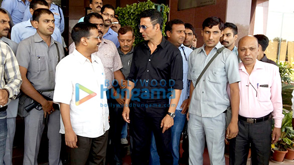 akshay kumar raises funds for 100 farmer families and meets arvind kejriwal 3
