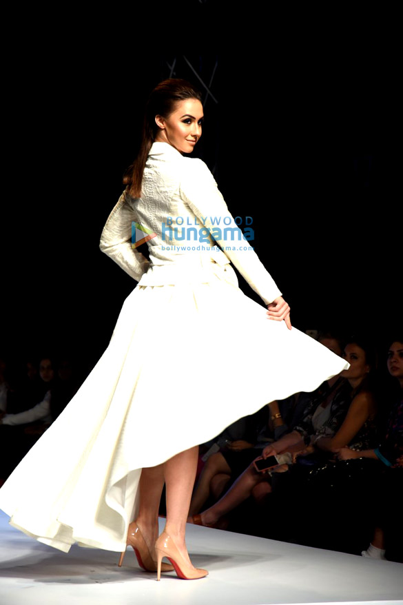 lauren gottlieb walks the ramp for nikhita tandon at the india fashion week 2015 7