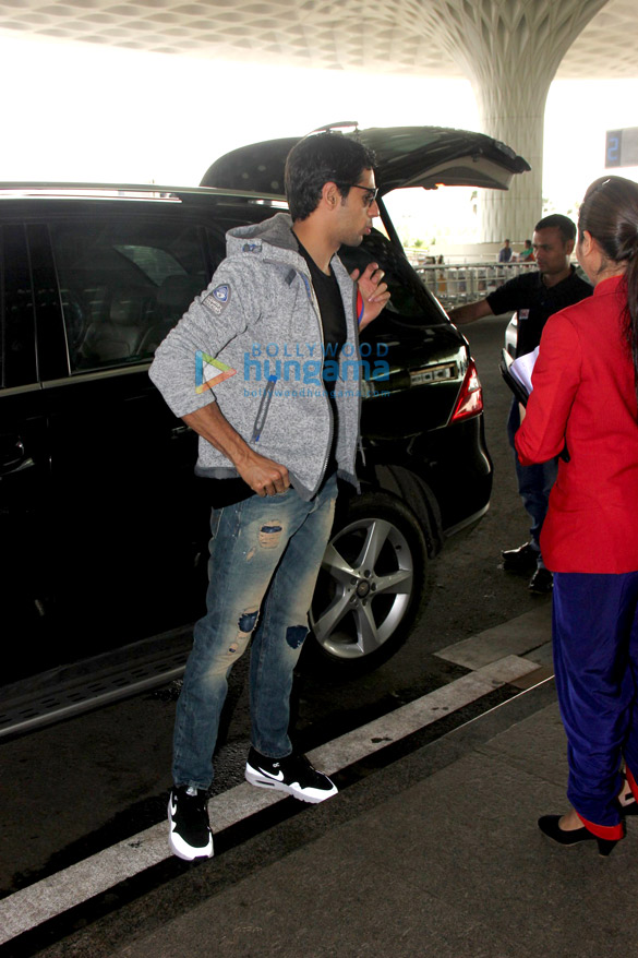 sidharth malhotra snapped leaving for new zealand 7