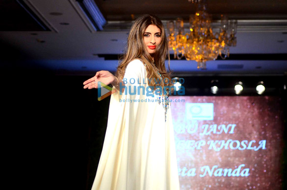jaya bachchan suzannne khan shweta nanda walk for abu jani at mission hazar charity show 4
