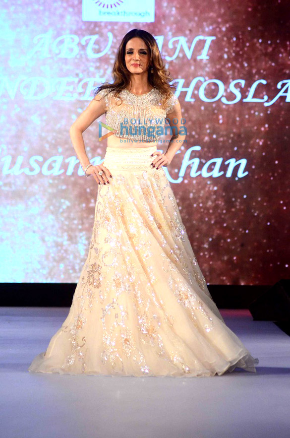 jaya bachchan suzannne khan shweta nanda walk for abu jani at mission hazar charity show 3