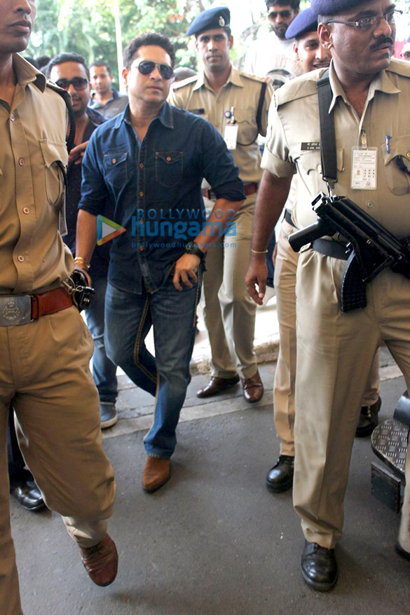 vivek oberoi sachin tendulkar urvashi rautela shilpa shetty snapped at the domestic airport 4
