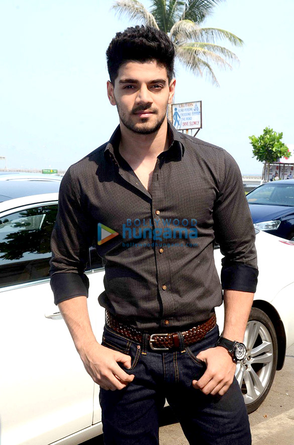 sooraj pancholi inaugurates an society exhibition 9