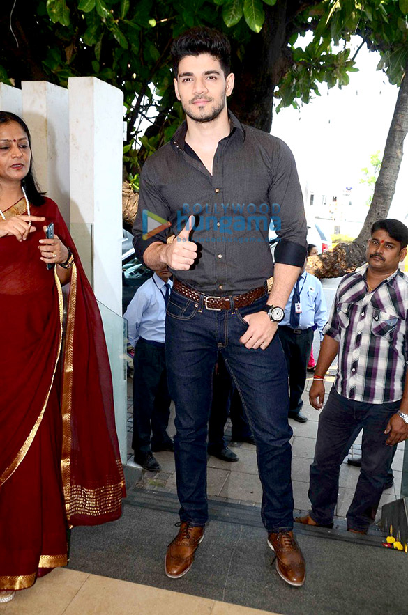 sooraj pancholi inaugurates an society exhibition 10