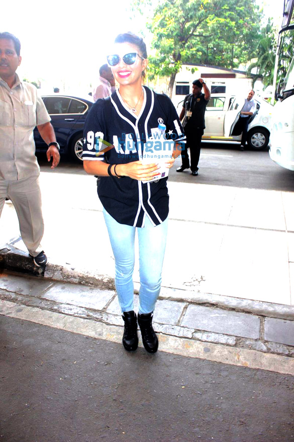 jacqueline fernandez snapped on her way to delhi 4
