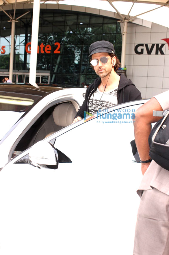 hrithik roshan snapped at the domestic airport 13