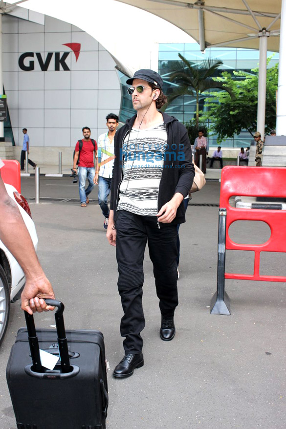 hrithik roshan snapped at the domestic airport 9
