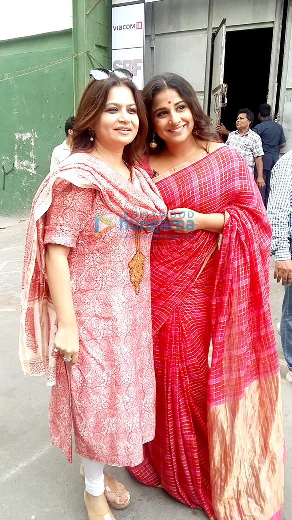 vidya balan poses with rajasthans first female coolie 4