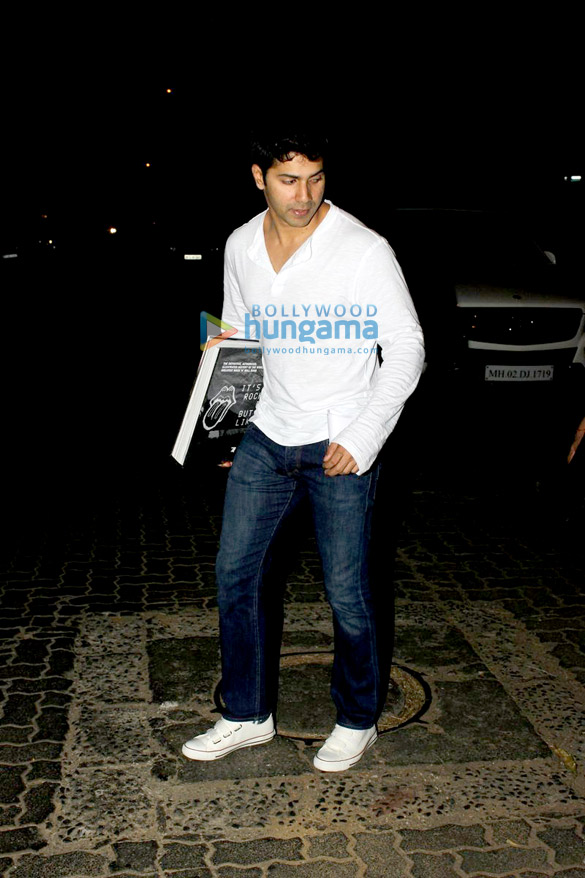 varun dhawan snapped in juhu 5