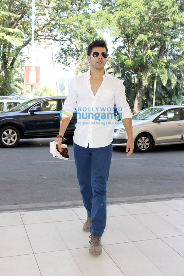 varun dhawan departs to shoot dilwale song in goa 3