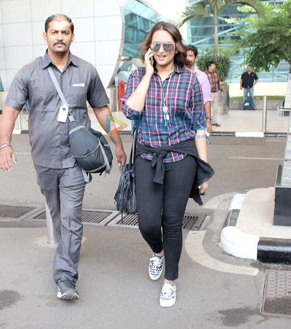 sonakshi sinha snapped at domestic airport 7