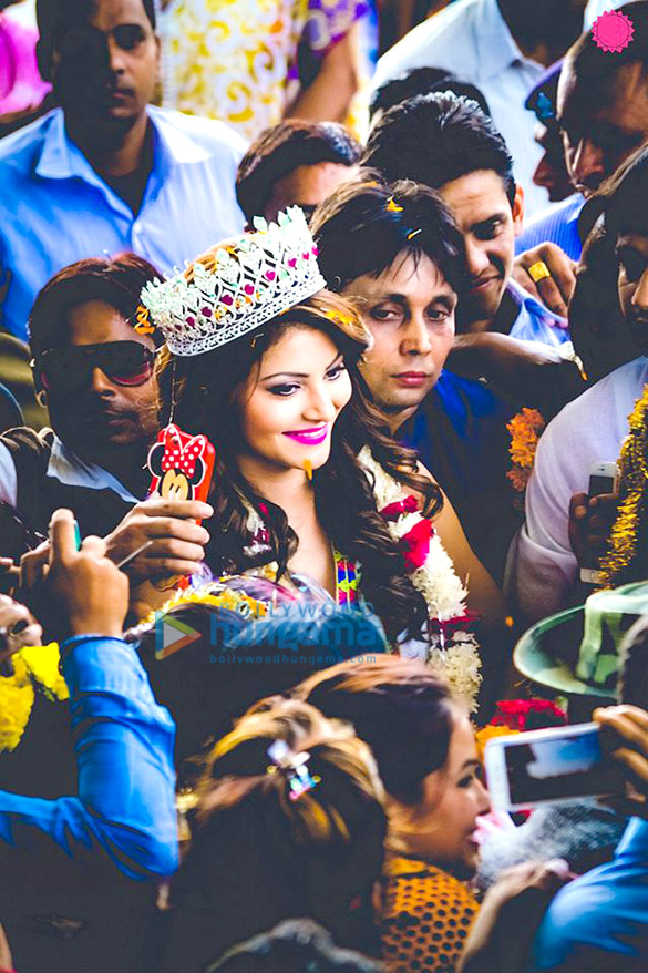 urvashi rautela gets a warm welcome at dehradun airport 3