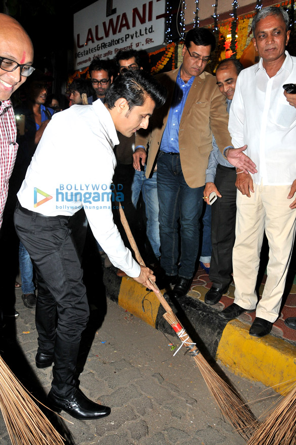 sonu nigam joins a cleanliness awareness drive 6