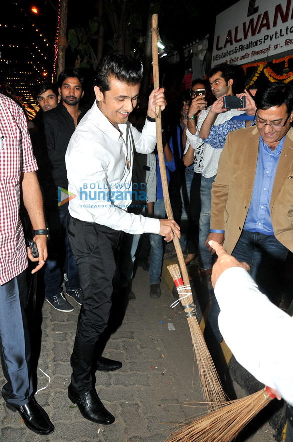 sonu nigam joins a cleanliness awareness drive 5
