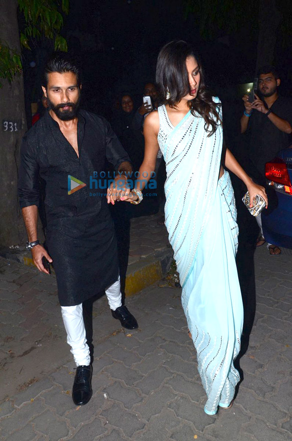 shahid kapoor mira rajput snapped at their juhu home 8