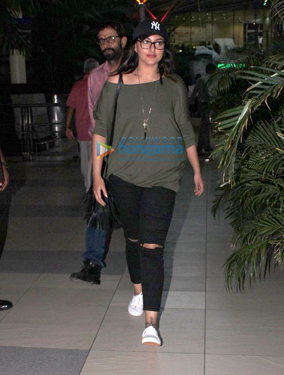 sonakshi sinha snapped at the domestic airport 15