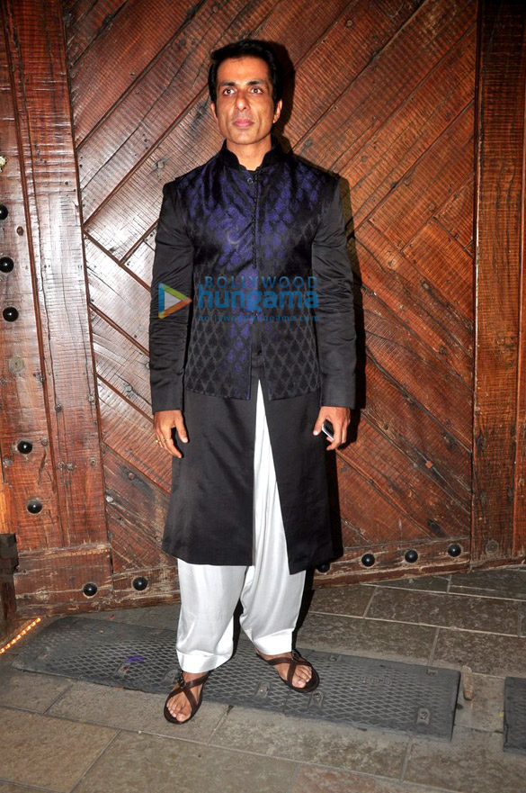 celebs grace amitabh bachchans diwali bash at jalsa 17